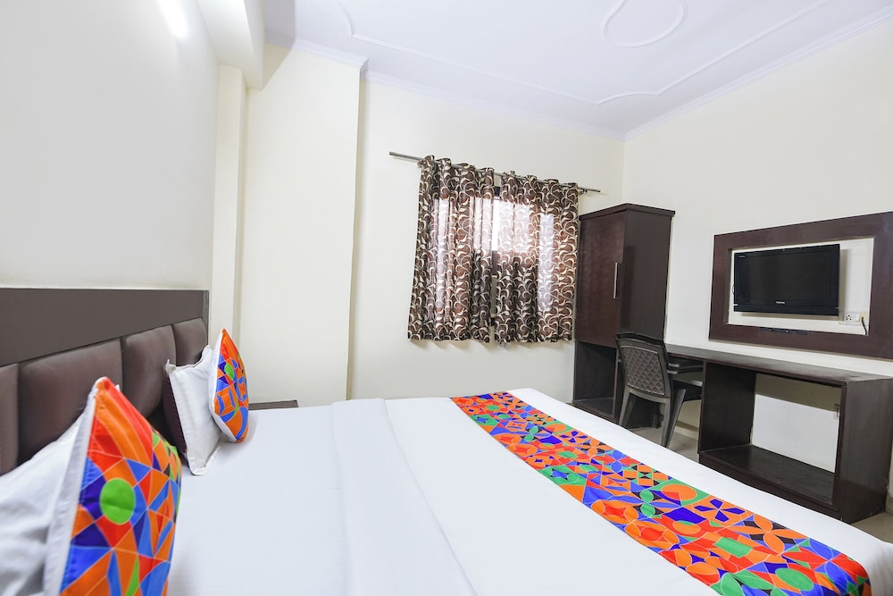 Fabhotel Aura Palace