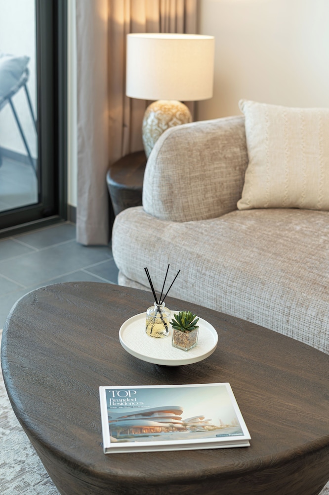 PVH - Stylish 1BR with Study - The Crest