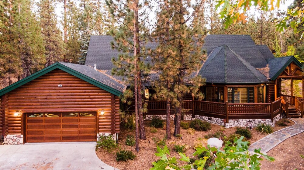 Grizzly by Avantstay Rustic Big Bear Cabin w/ Hot Tub & Pool Table view 5