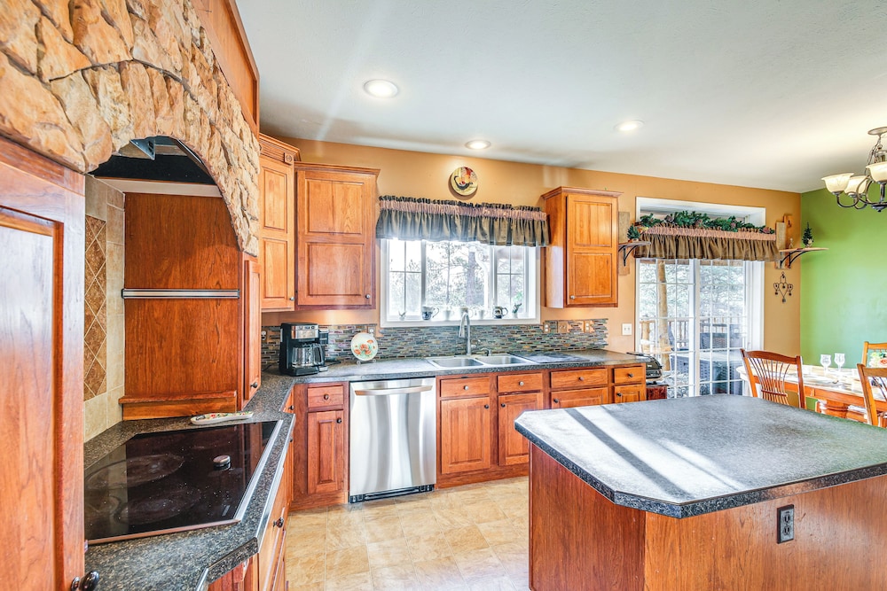 5 Mi to Town: Mtn-view Gem w/ Deck in Hot Springs