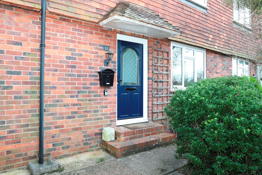 Hassocks Hideaway With Parking Garden