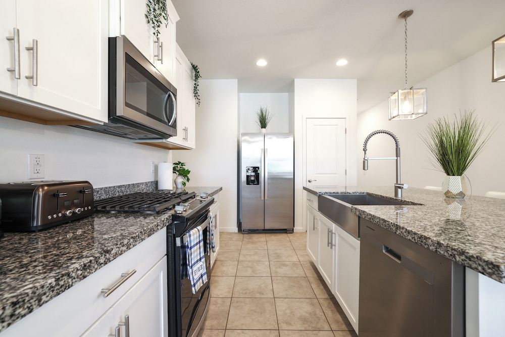 10 Mi to Downtown: Suburban Phoenix Home