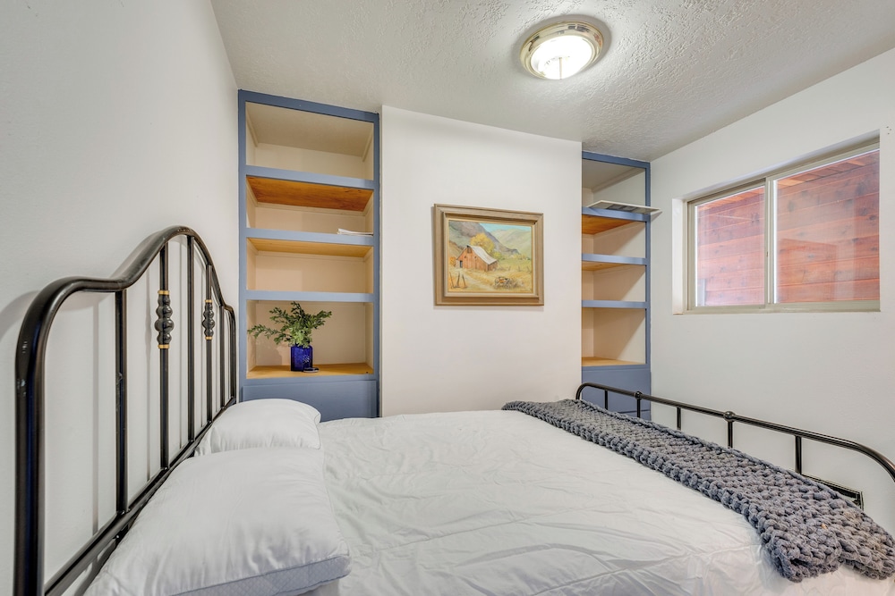 Mtn-view Getaway w/ Spacious Deck in Republic!
