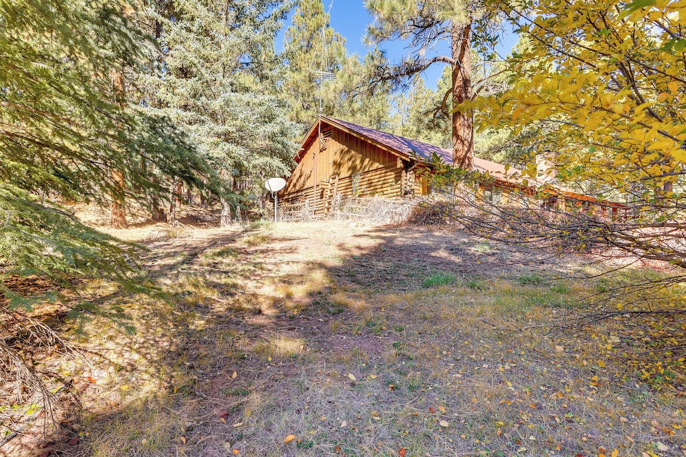 Pet-friendly Bayfield Cabin w/ Game Room & Hot Tub