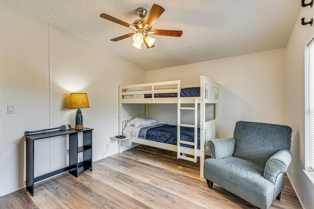 Home Near Navarre & Pensacola Beaches!