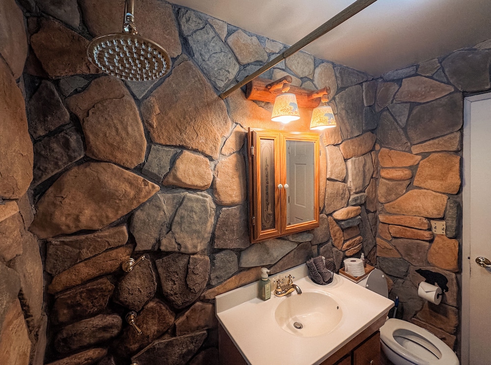 Charming Cherokee Cabin Secluded Stay for 6 Just 10 Minutes to Tahoe!