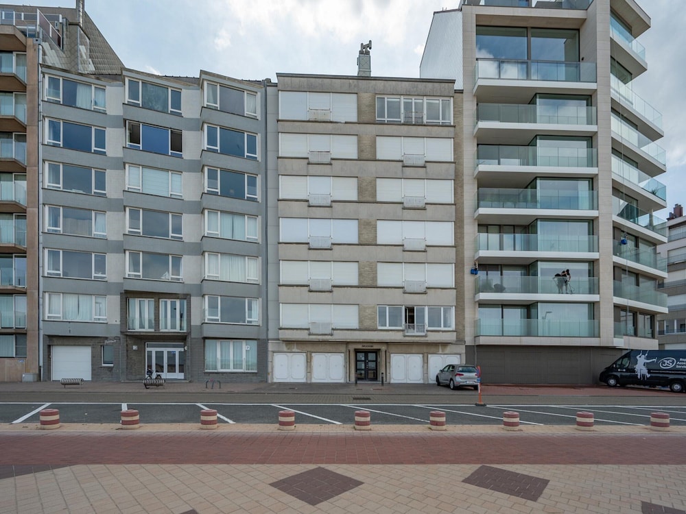Apartment in Duinbergen by the Sailing School