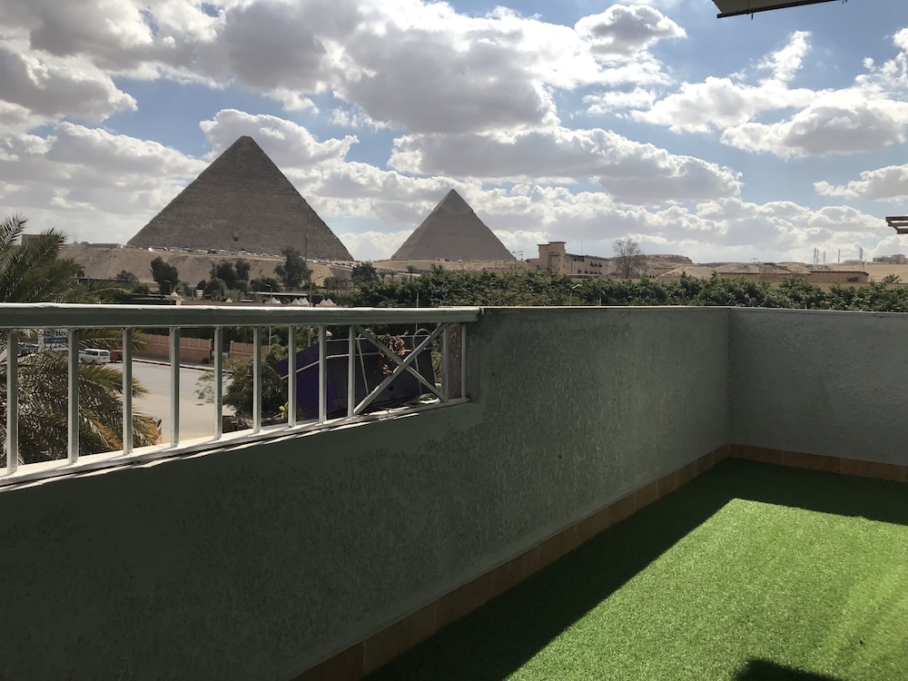 Pyramids Cozy and Friendly House