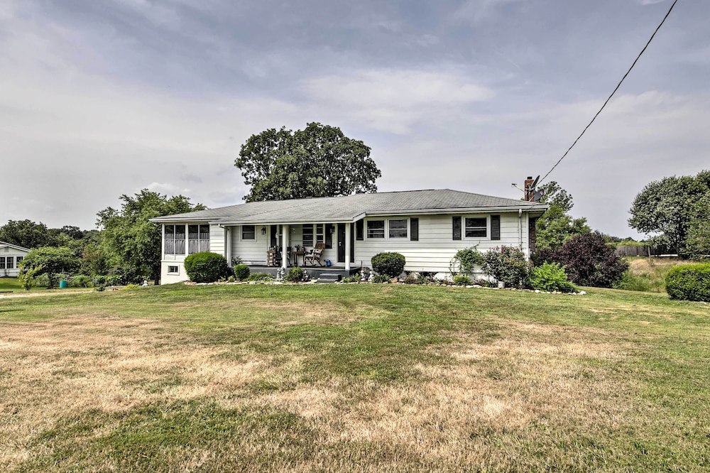 Traditional Country Home in De Soto w/ Yard! - Property Image 27