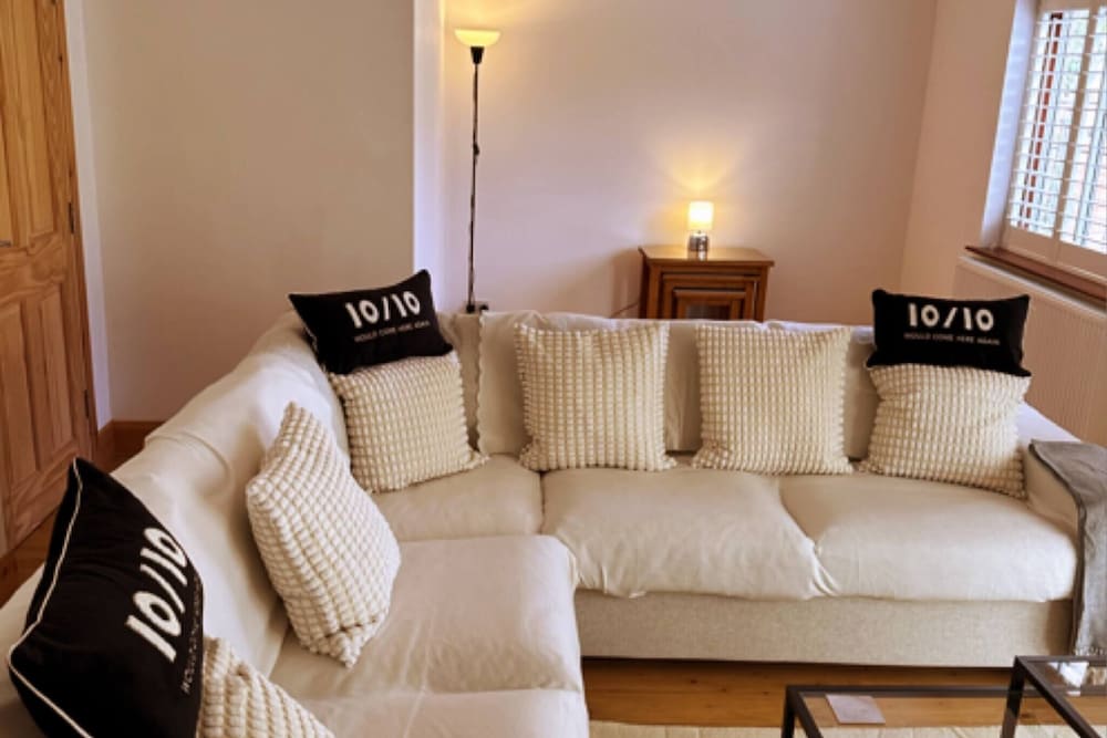 Stylish Happiness Home in Surrey