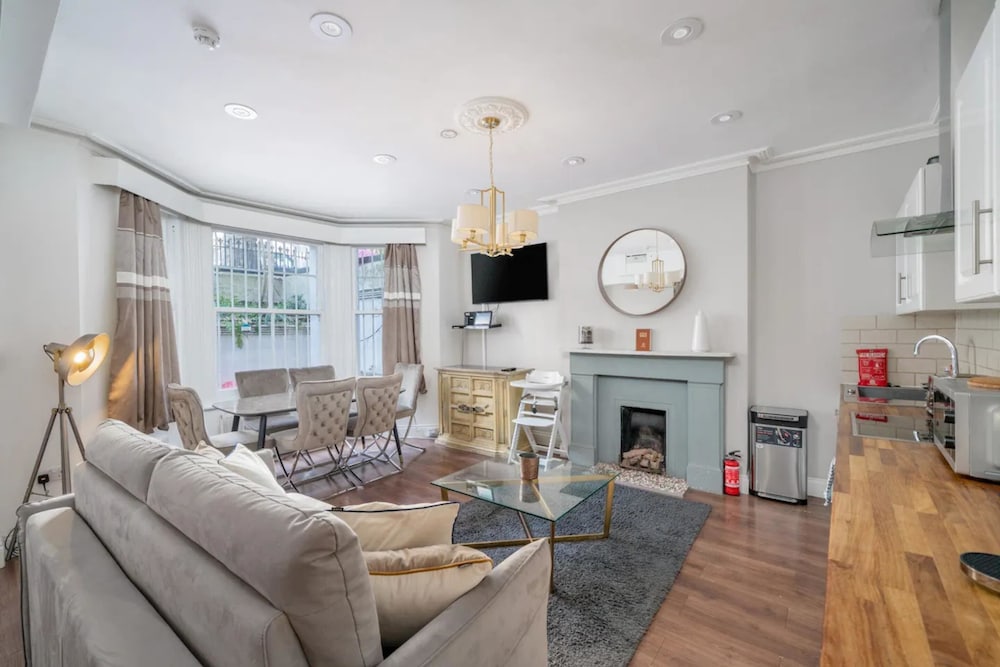 Bright and Modern 2 Bedroom Apartment in Earl's Court