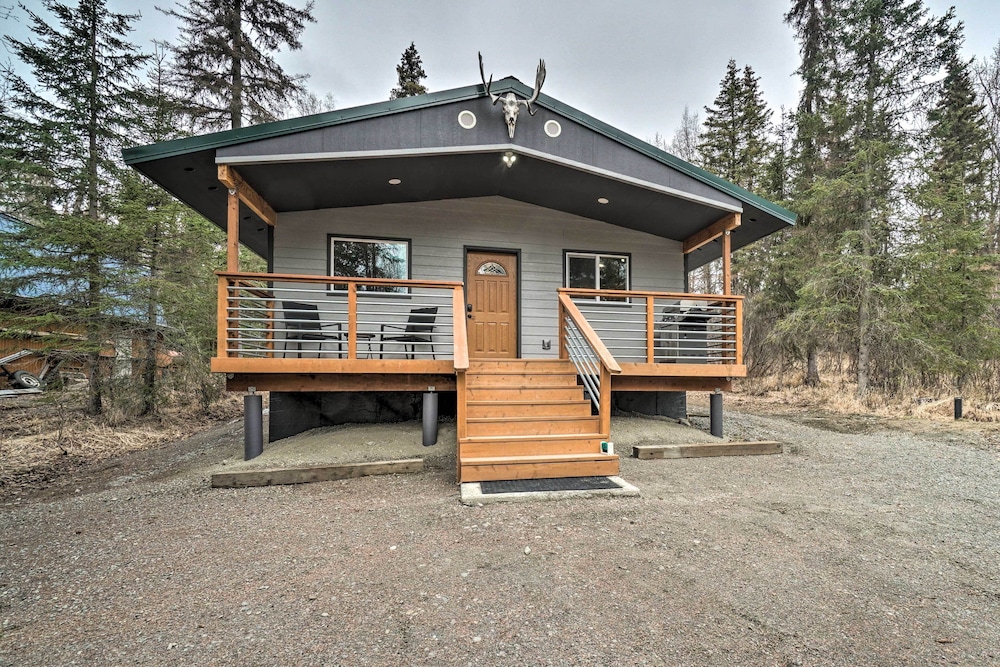 Cozy Downtown Soldotna Cabin: Dogs Welcome!