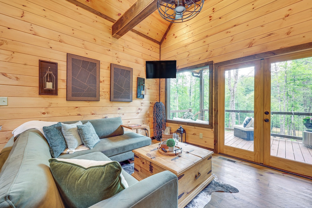 Hot Tub & Deck: Riverfront Mccaysville Cabin!