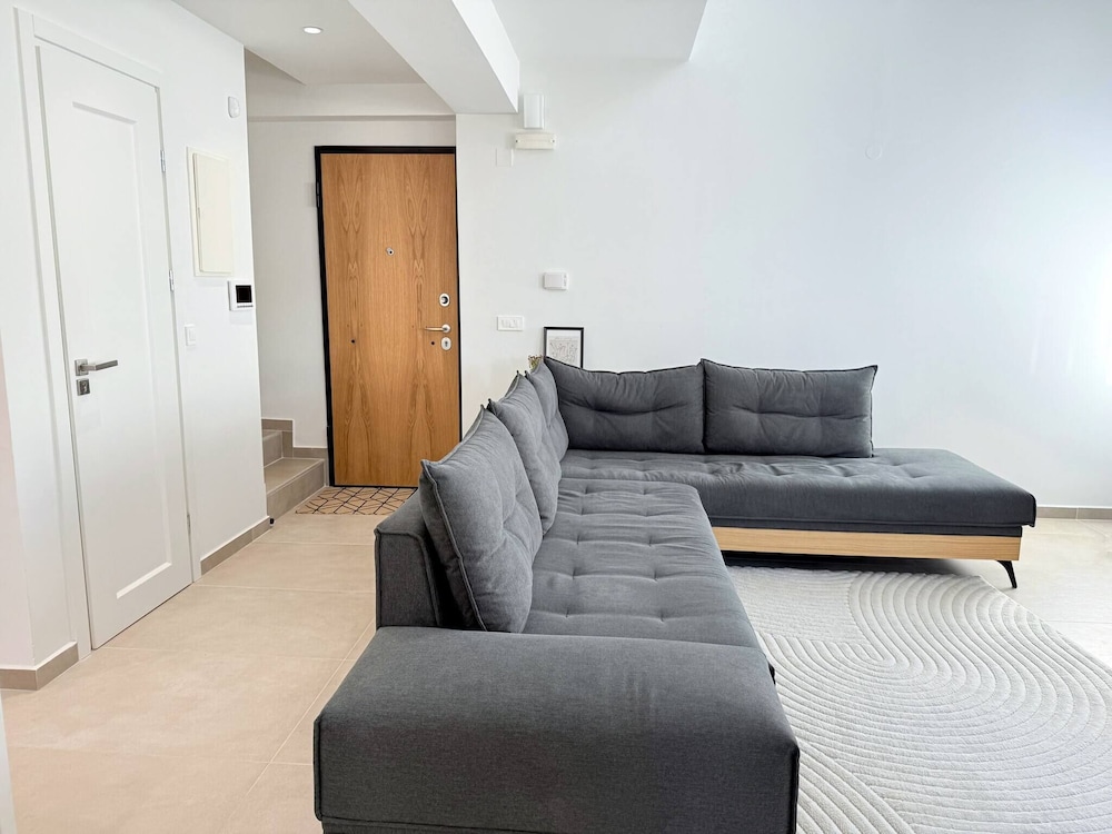 Azure Loft - 3min Walk to Beach, 10min to Old Town