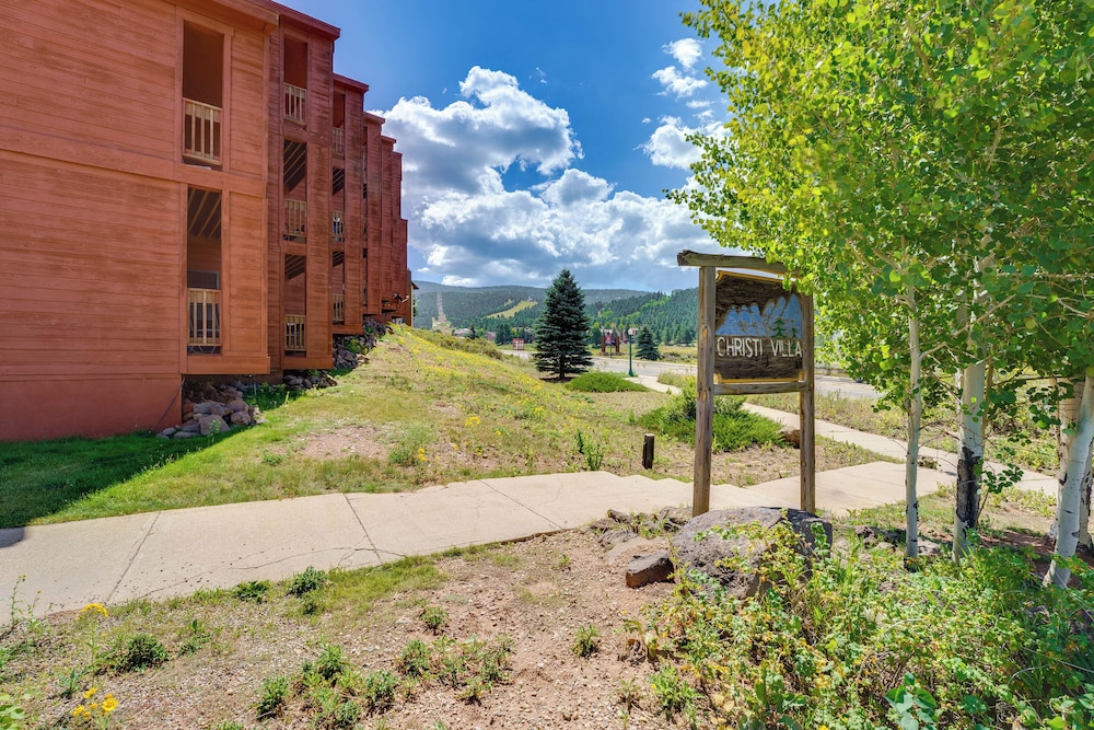 Walk to Angel Fire Resort: Getaway w/ Balcony
