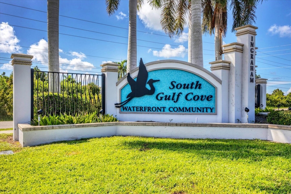 South Gulf Cove Private Vacation Home With Pool And Hot Tub - Only 15 Minutes To Swfl Beaches! 4 Bedroom Home