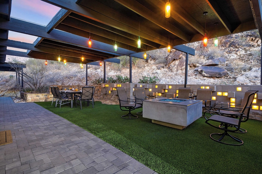 Panoramic Views, Private Pool, Patio Lounge w/ Firepit Royal Palm by Avantstay