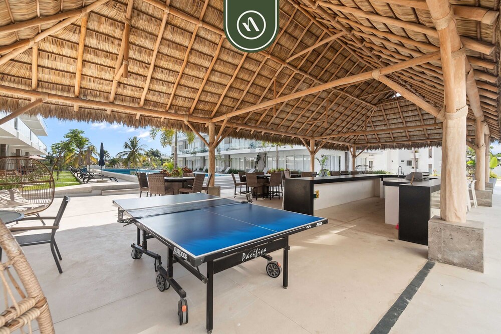 Tropical 2 BR Retreat - Close to the Beach - Pool