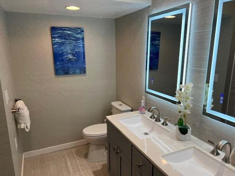 Great Location - Modern Island Condo - Vrkcv