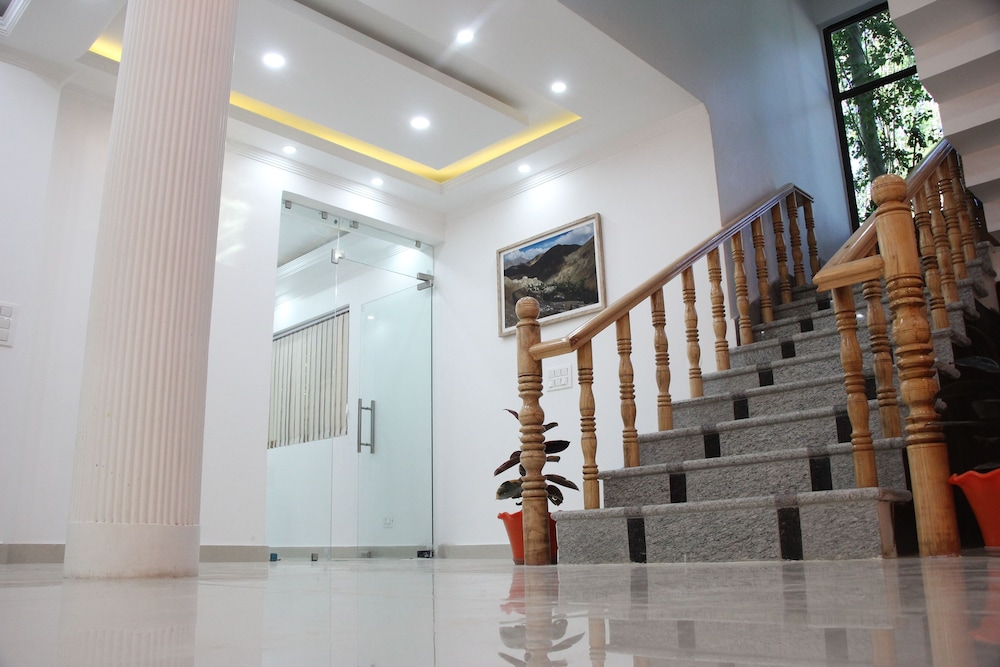 Lobby & Reception
