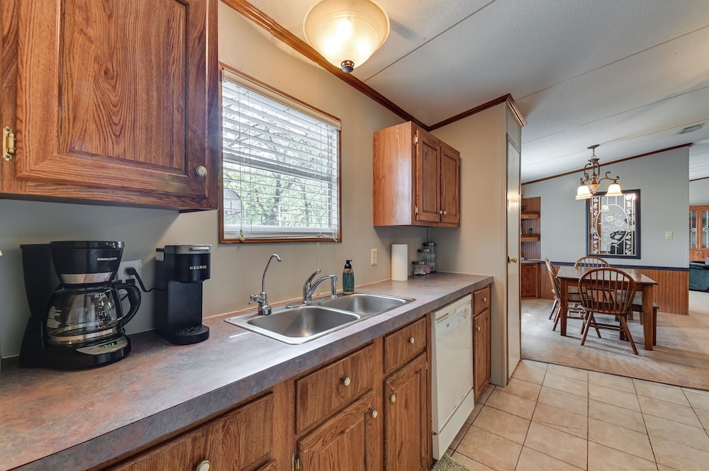 5 Blocks to Beach Access: Sanders Island Getaway!