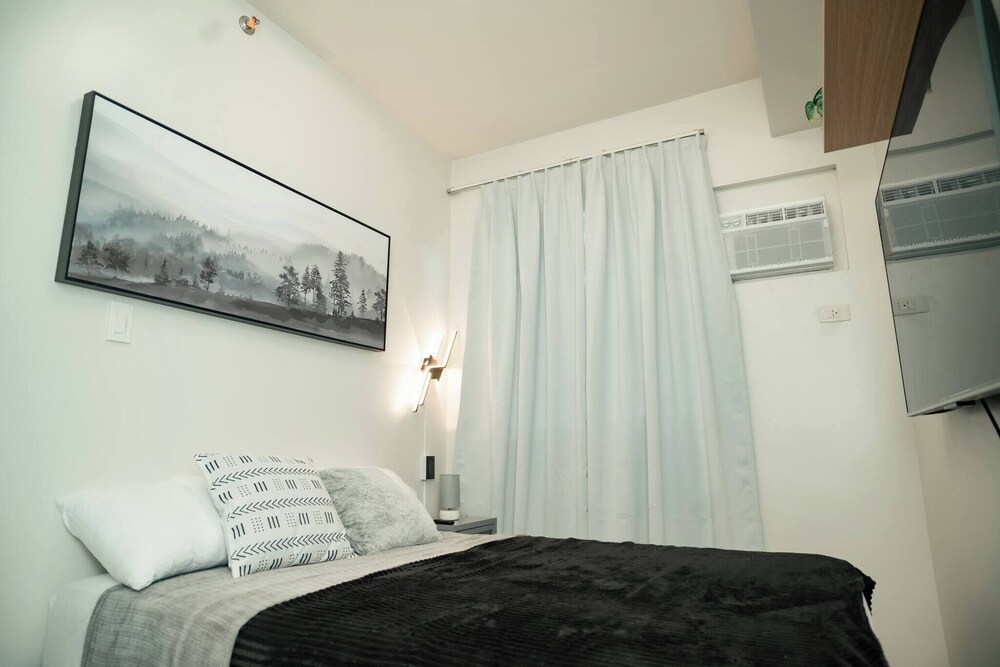 2-bedroom Elegant Condo With Sunrise & Mountain View
