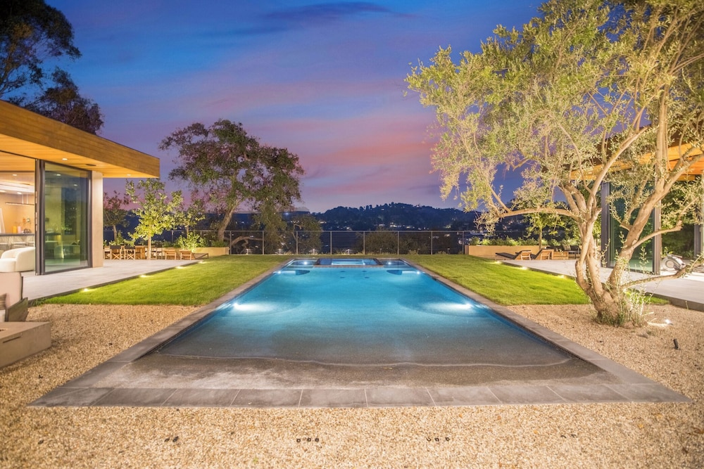 Oak Pass Manor: Indoor-outdoor Luxury With Pool, Sauna & Panoramic Views