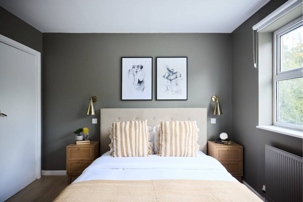 The Wray Crescent Retreat - Dazzling 5bdr House With Parking + Garden