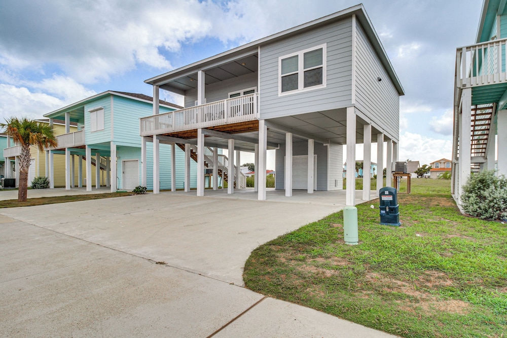 Walk to Water! Home w/ Pool Access in Rockport