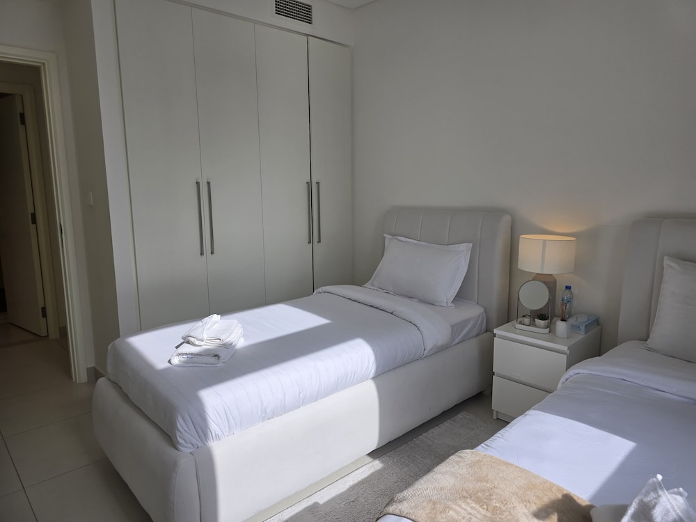 Downtown 2BR | Walk to Burj Khalifa + Dubai Mall