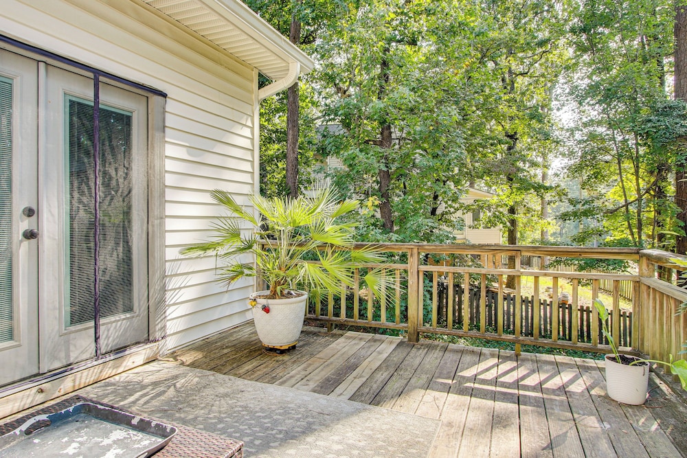 3 Mi to Marina: Quiet Getaway w/ Deck in Lexington