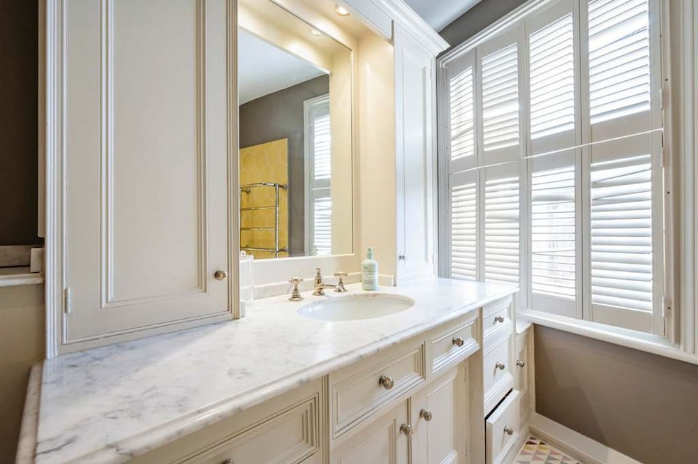 The Chelsea Flower 2 bed -by Out of Office Lifestyle