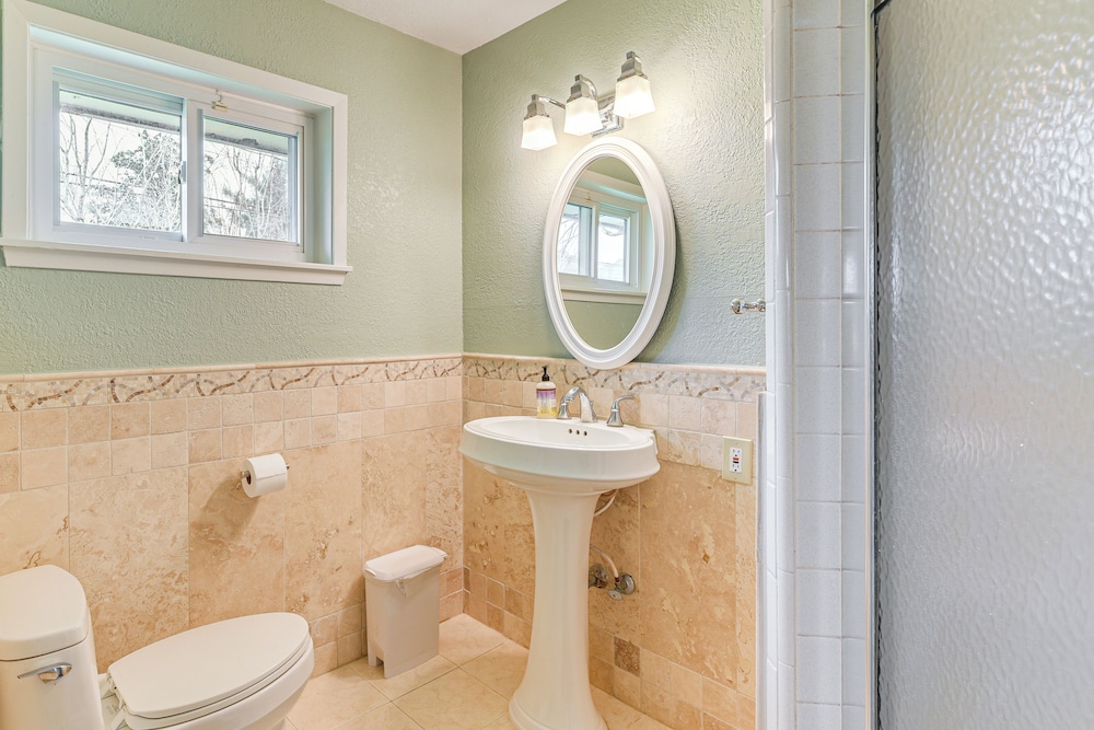 12 Mi to Dtwn Houston: Peaceful Home w/ Yard!