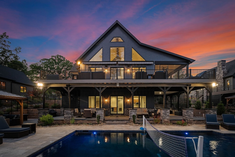 Blue Heron by Avantstay Lakefront Dock Pool Theater Sleeps 22