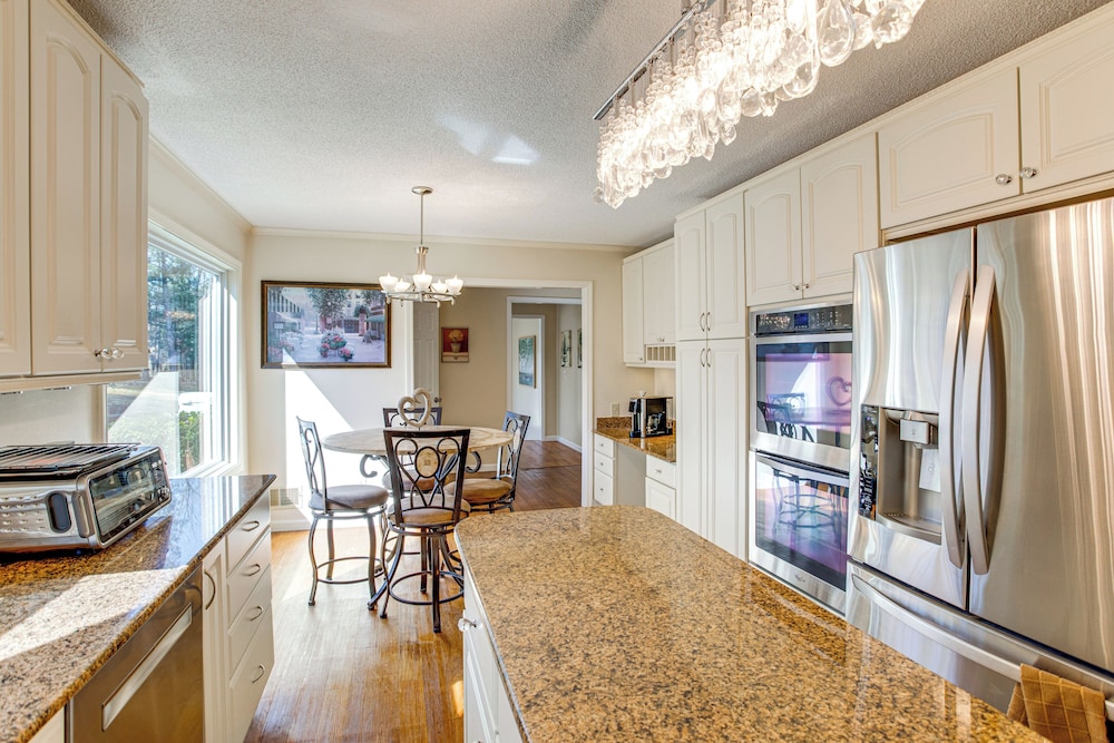 Near Lake Murray: Family Getaway w/ Screened Porch