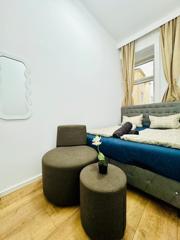 9BR Apt for 18P Walk to Augarten