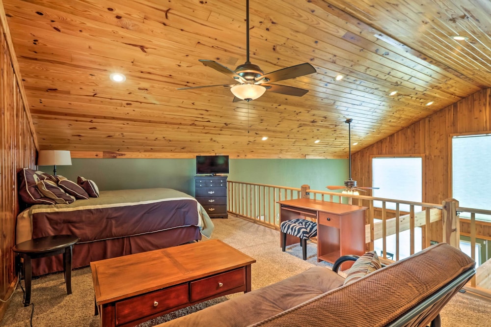 Rustic Lamar Cabin w/ Deck  Private Hot Tub - Property Image 22