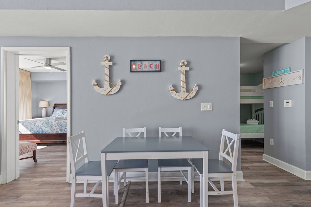 Tidewater Escape: 1br/2ba Beachfront Condo, Sleeps 6, Gulf Views & Comfort!