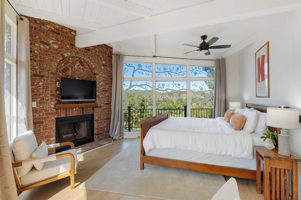 Designer Retreat w/ Pool, Firepits, Panoramic Views The Lake House at Malibu