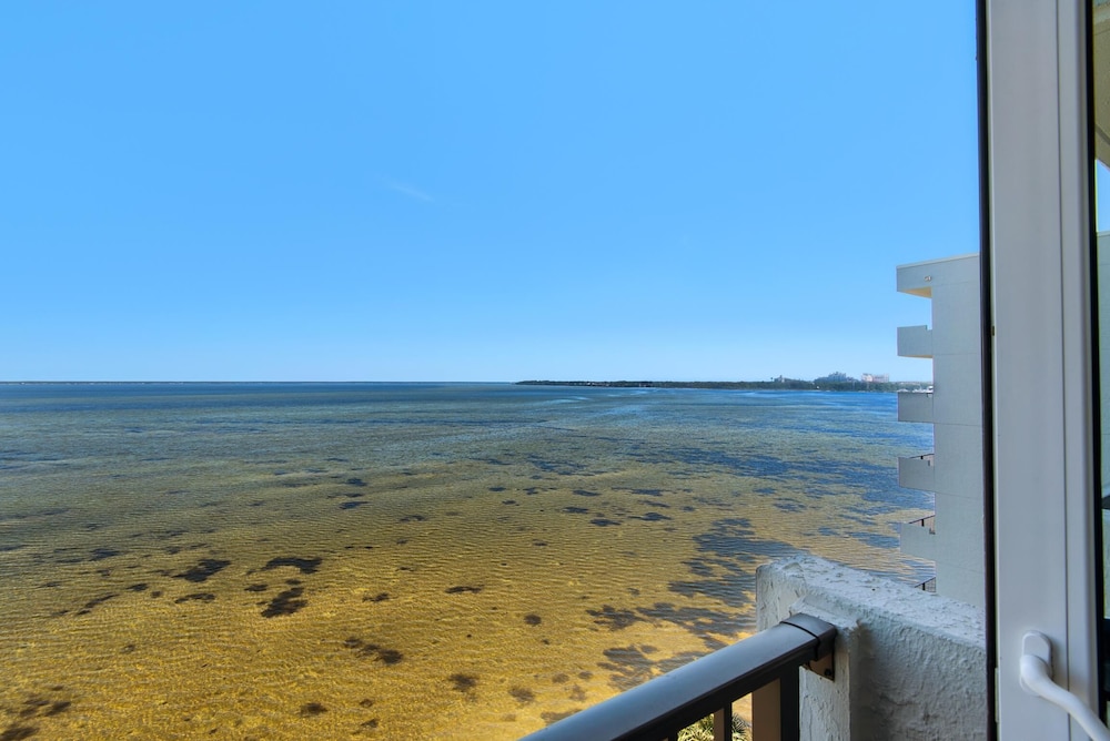 Bayside Inn 6786