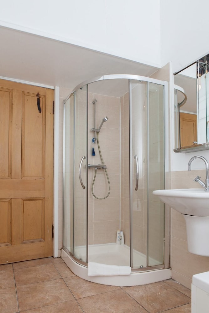 Amazing 4 Bedroom Apartment Just Off The Meadows