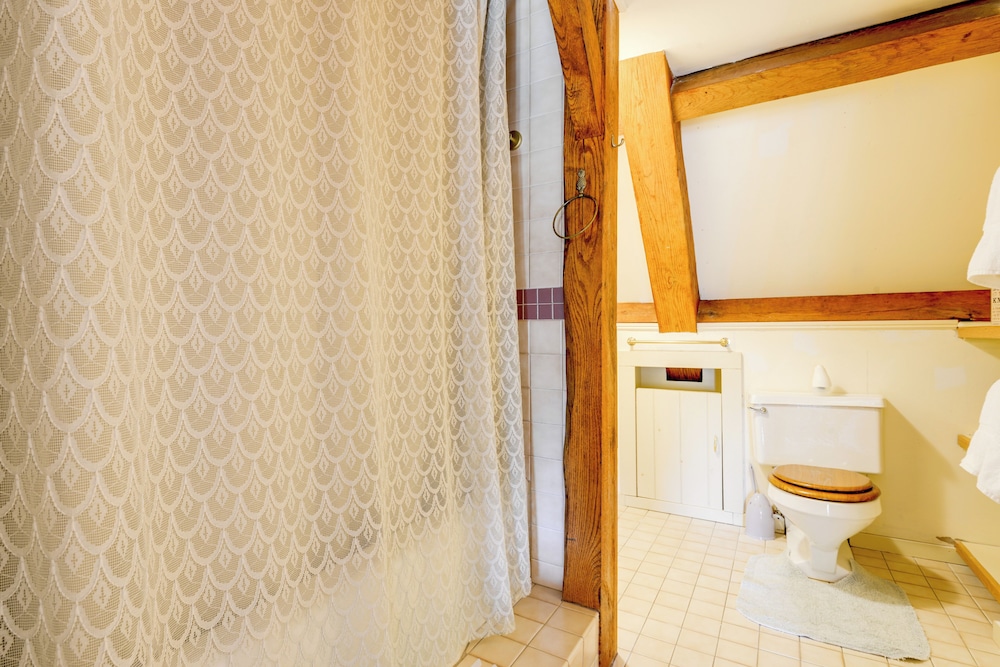 10 Mi to Mt Snow! Grand Estate Built to Entertain