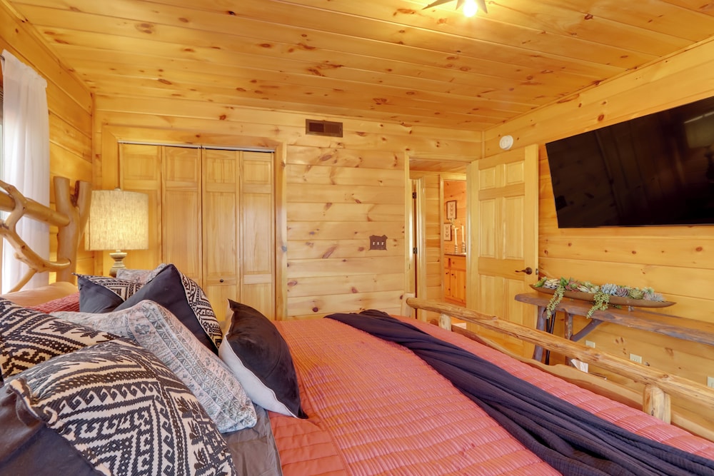 Fire Pit, Hot Tub & Grill: Murphy Family Retreat!