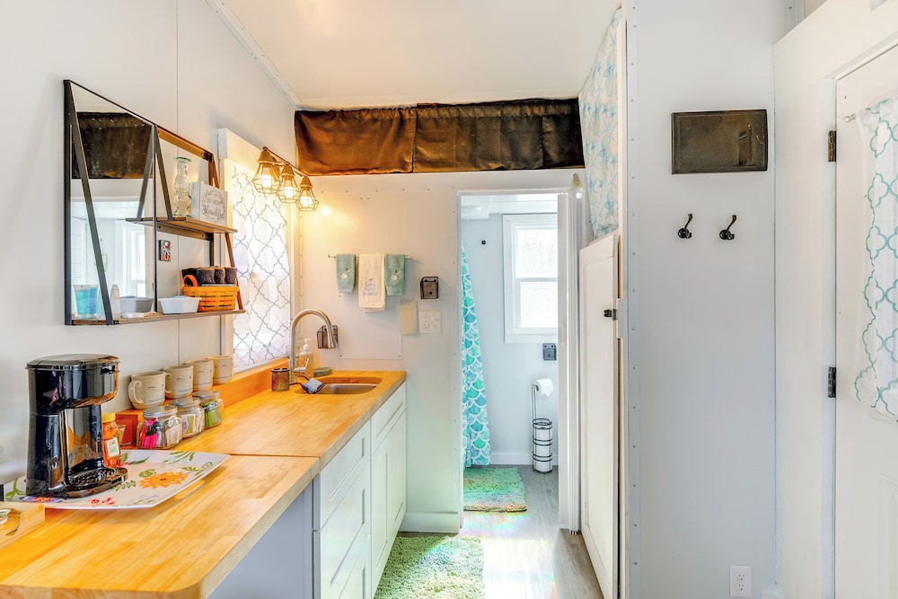 8 Mi to Cathedral Caverns: Tiny Home Hideaway
