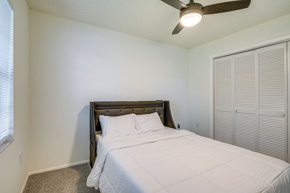 Explore & Relax: Chic & Cozy Retreat in Lakeland!