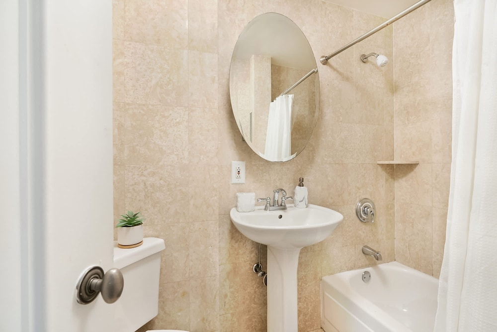 73-1406 New 1BR 1bth UWS Doorman Gym