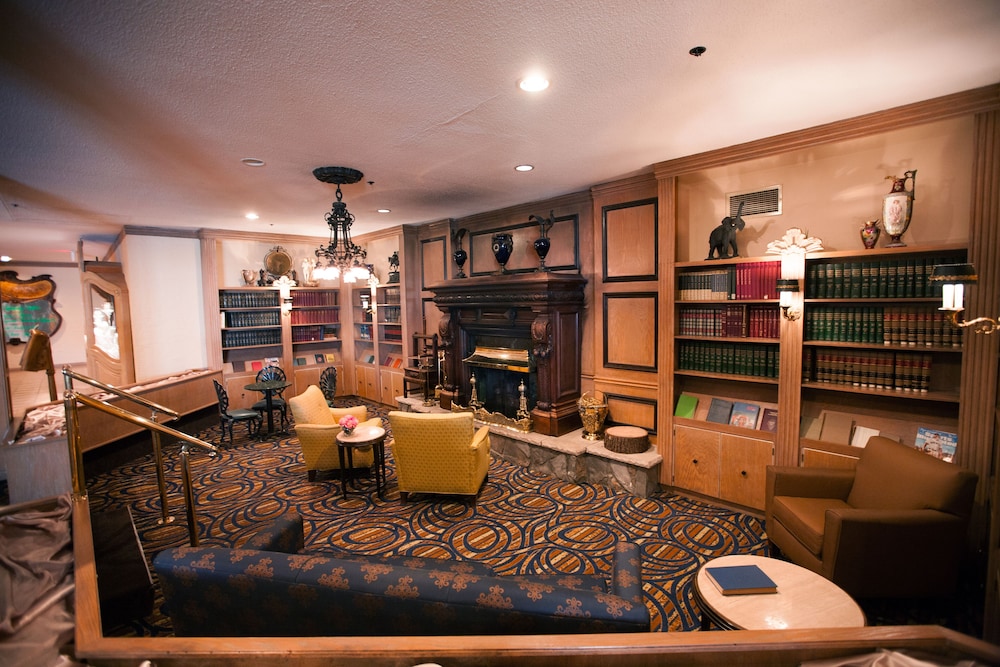 Bloomington Vacations - The Chateau Hotel and Conference Center - Property Image 15