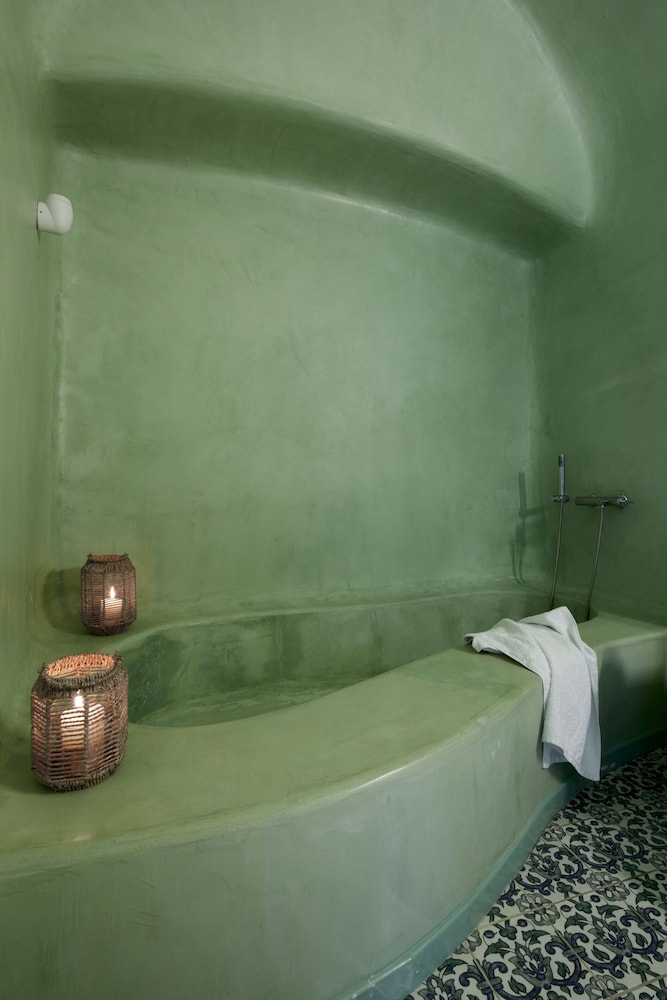 Luna Santorini Suites