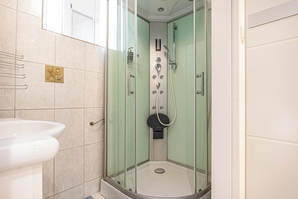 Spacious 1BR Apt Near Danube