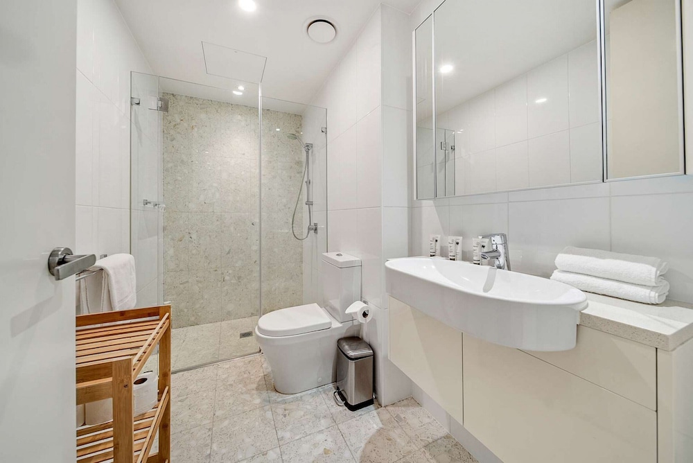 Canberra Lakefront 2-bed With Pool,